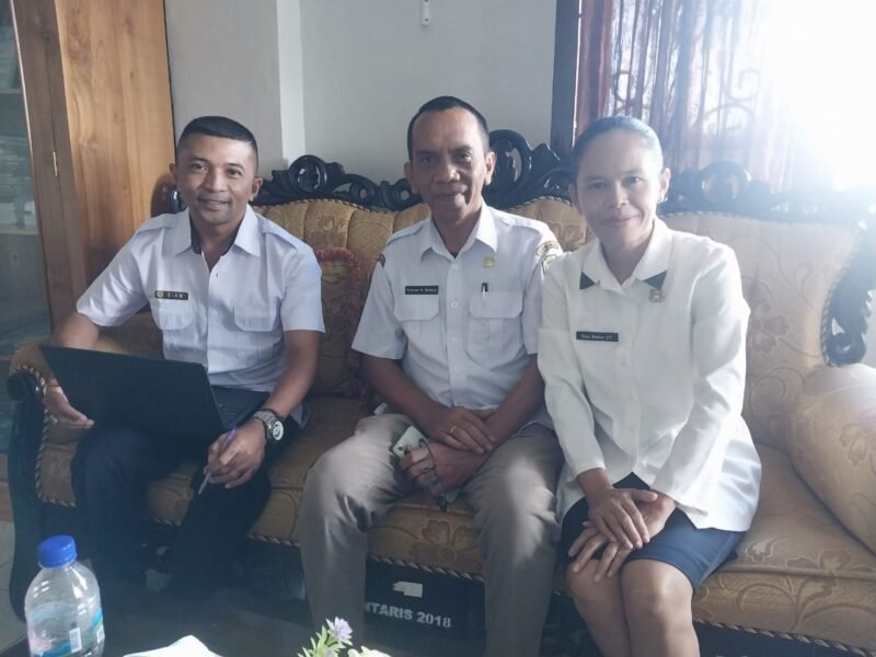Kepala Dinas Penanaman Modal dan Pelayanan Terpadu Satu Pintu (PMPTSP) Kabupaten Manggarai Barat, Maria Imaculata Etrus Babur  didampingi sekertaris Yohanes Rinaldo Gampur dan staf tim pelayanan perijinan Marselinus Siam Taku