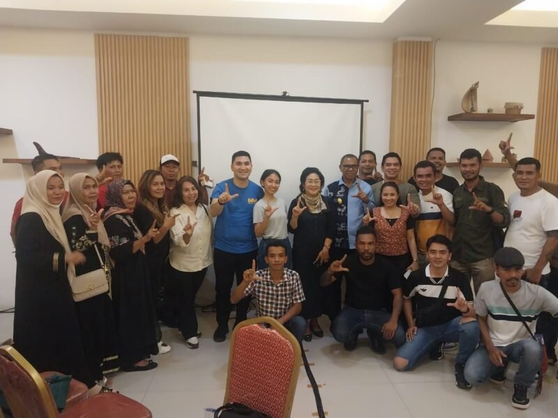 Simpatisan Anak Momang Mario-Rikar foto bersama dengan wakil Gubernur NTT, Johni Asadoma dalam acara Bukber dan Nobar pada Jumat, 20 Maret 2025 di Labuan Bajo